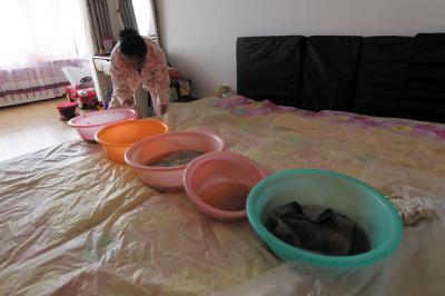 镇坪楼上漏水，住户失联，小区没物管，业主维权难！律师来支招……